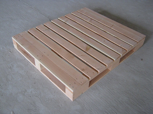 使用木制托盤(pán)的時(shí)候運(yùn)輸問(wèn)題要注意哪些呢 使用木制托盤(pán)的時(shí)候運(yùn)輸問(wèn)題要注意哪些呢